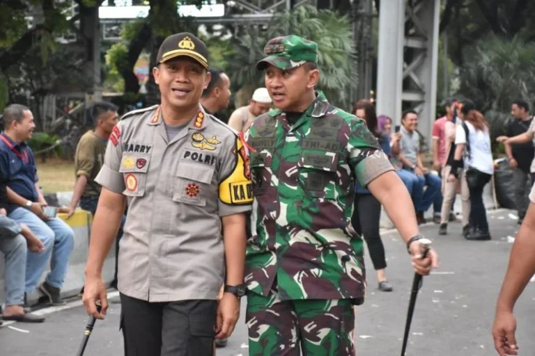 Sinergitas TNI Polri Redam Aksi Rusuh dan Pulihkan Keamanan